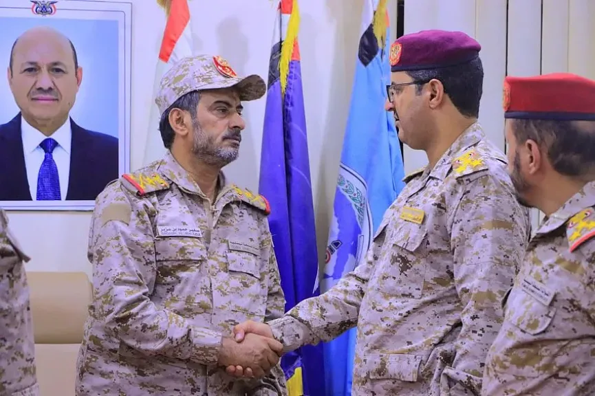 قيادة الجيش تستقبل عميد ”اللواء العاشر صمّاد” المنشقّ عن الحوثيين وتدعو المليشيات لتسليم السلاح